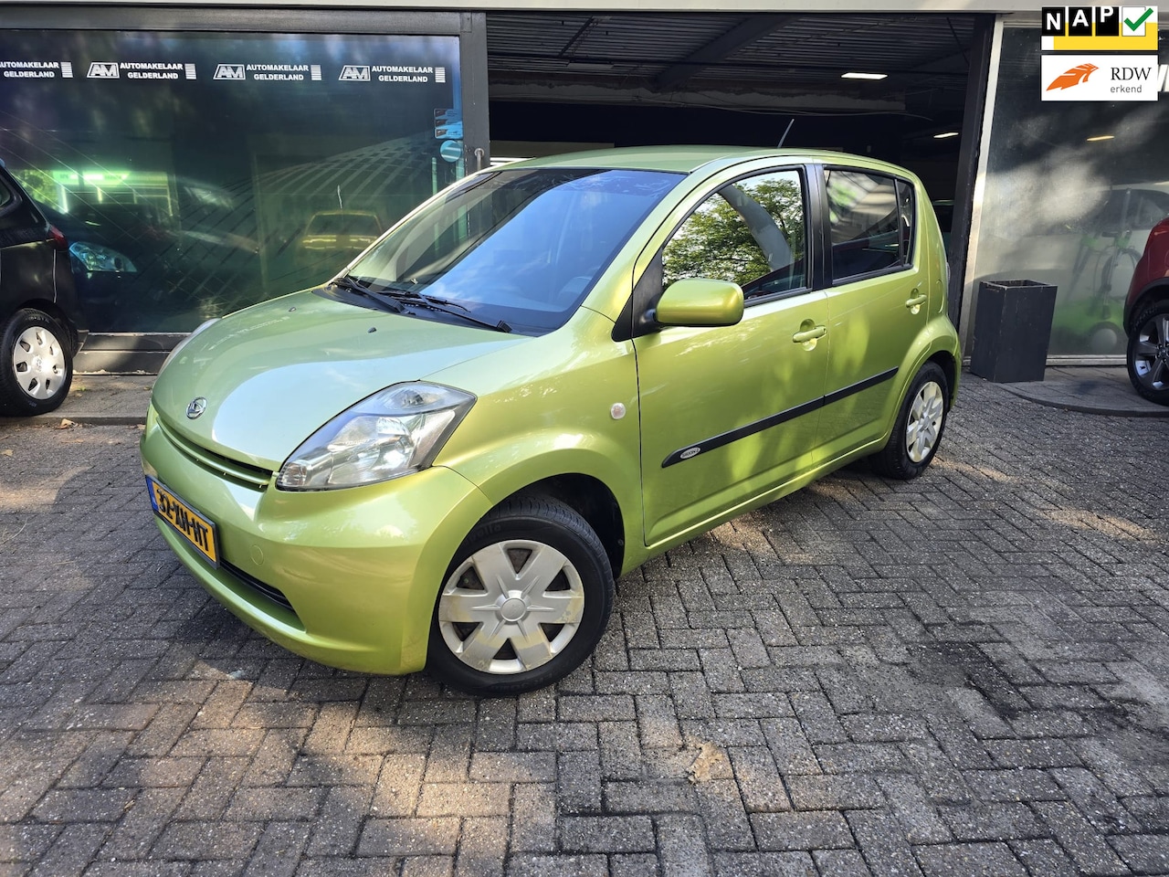 Daihatsu Sirion 2 - 1.0-12V Trend | NIEUWE APK | AIRCO | ELEC RAMEN | - AutoWereld.nl