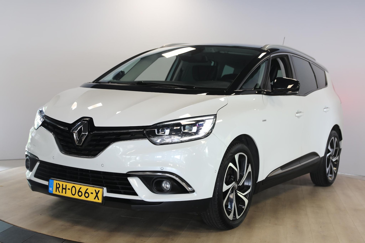 Renault Grand Scénic - 1.2 TCe Bose 7p. | Stoelmassage | Trekhaak | Camera - AutoWereld.nl