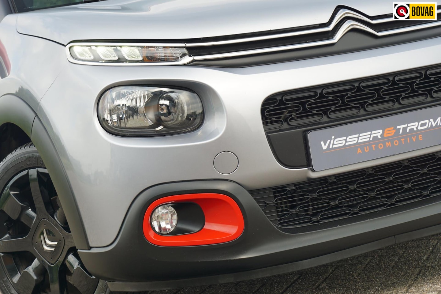 Citroën C3 - 1.2 PureTech 110pk S&S Shine - Gris Shark/Rouge Aden - Cross Black LMV - AutoWereld.nl