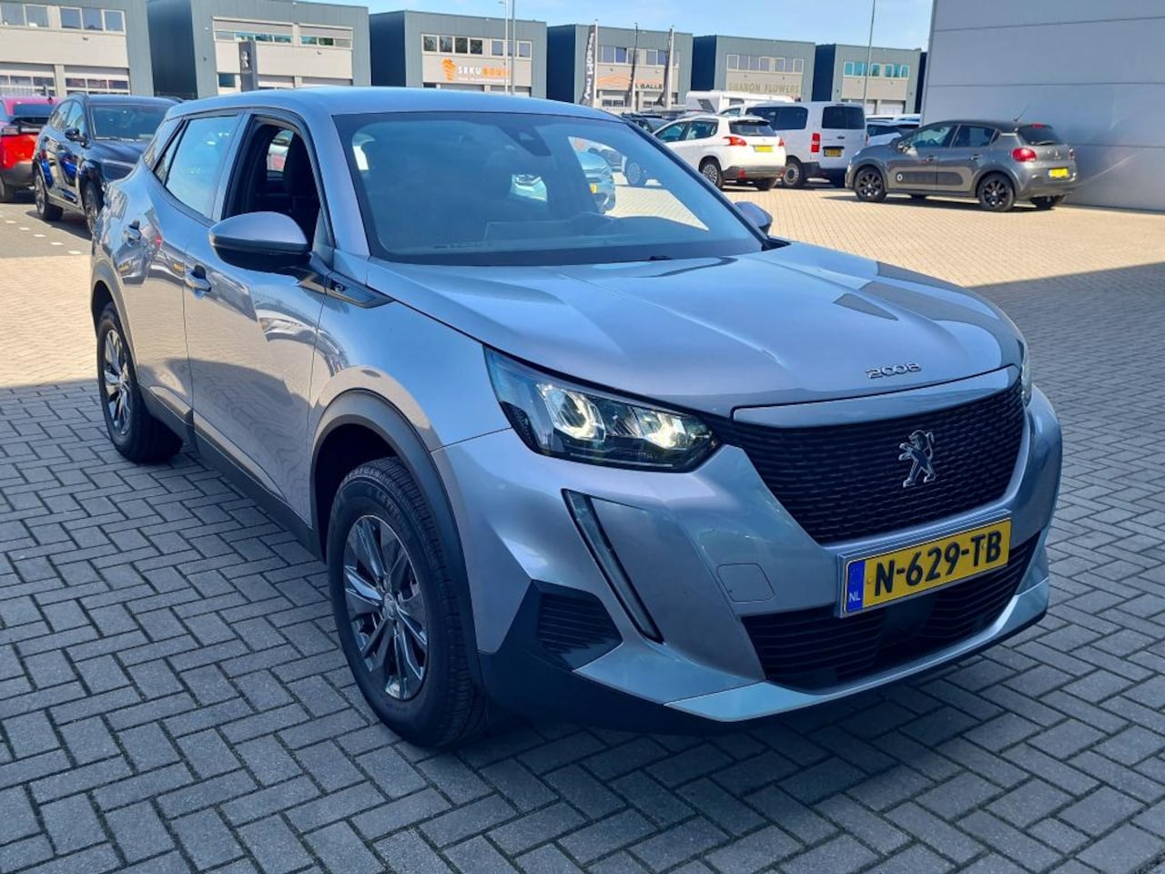 Peugeot e-2008 - EV Active Pack 50 kWh 3 Fase | 3D Navigatie | Full-LED | 1e Eigenaar | Dealeronderhouden | - AutoWereld.nl