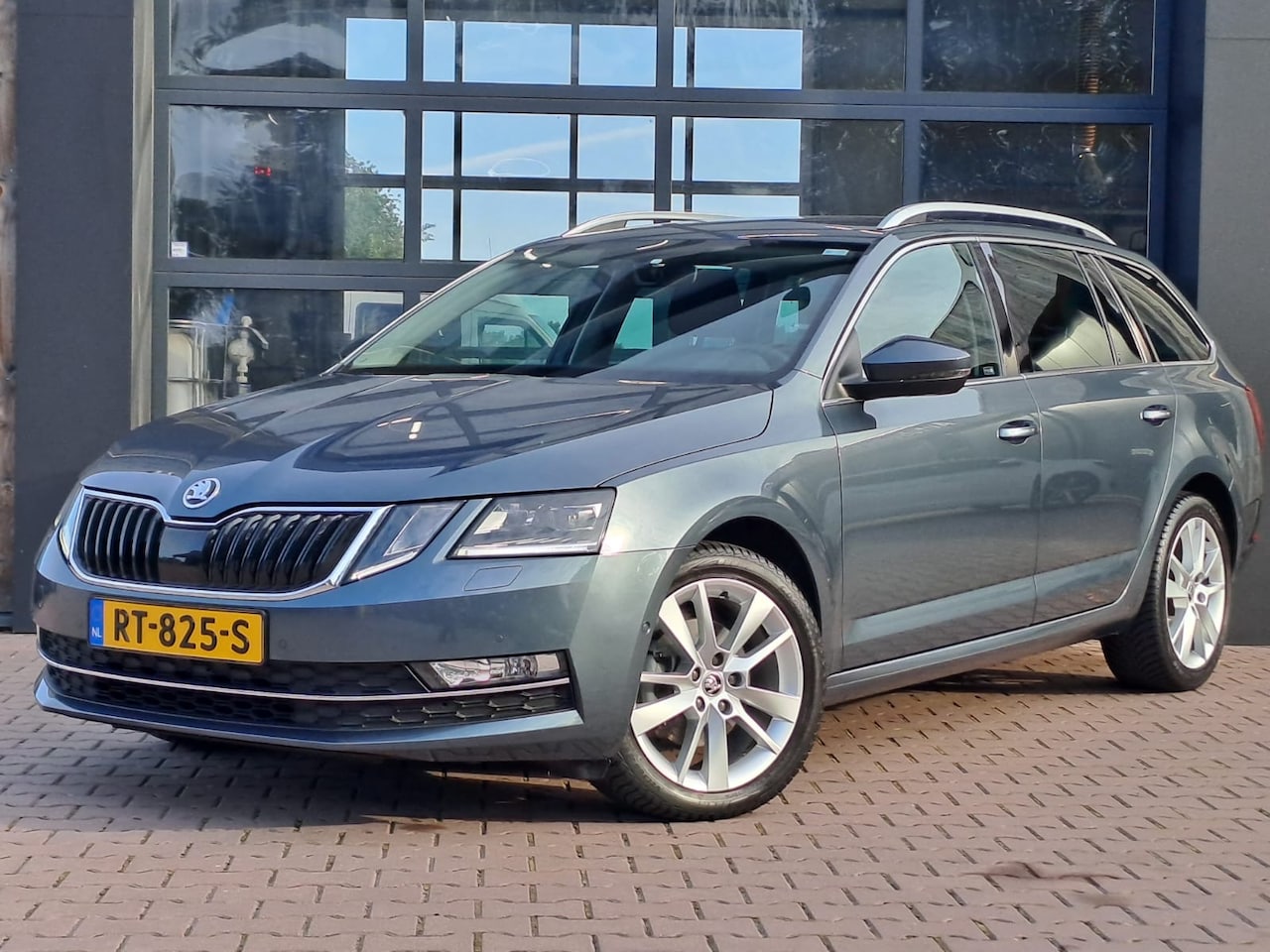 Skoda Octavia Combi - 1.0 TSI Greentech Style Business | Automaat | Trekhaak | Stoelverwarming | All-seasons | C - AutoWereld.nl