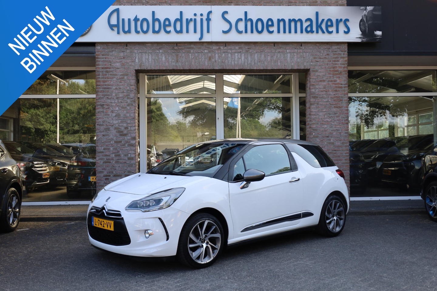 DS 3 - 1.2 PureTech Business TREKHAAK-AFN PDC CLIMA NAVI CRUISE 17"LMV DUO-TONE ZWARTE-HEMEL ENZ. - AutoWereld.nl