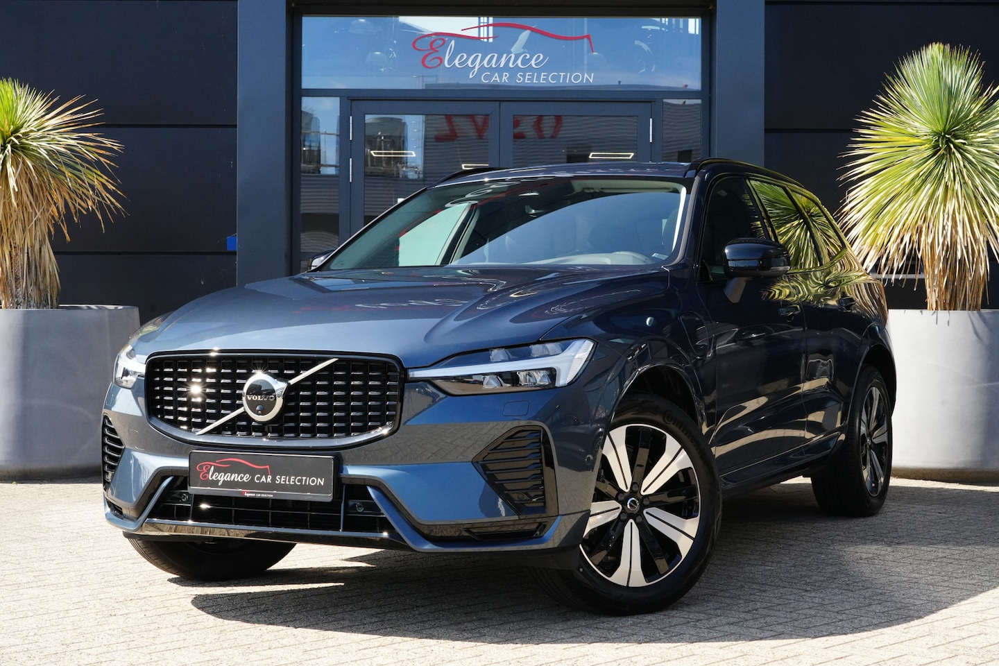 Volvo XC60 - 2.0 T6 Plug-in hybrid AWD Plus Dark 350pk Panoramadak/HarmanKardonn/360Camera - AutoWereld.nl