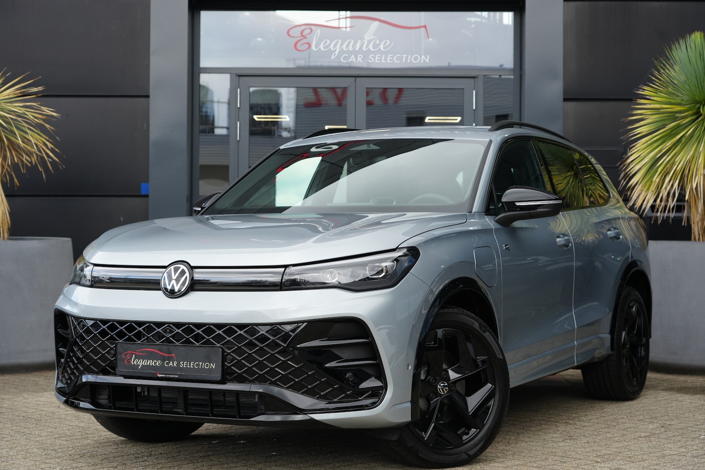 Volkswagen Tiguan - 1.5 eHybrid R-Line Edition 272pk Panoramadak/IQ-Light/360Camera - AutoWereld.nl