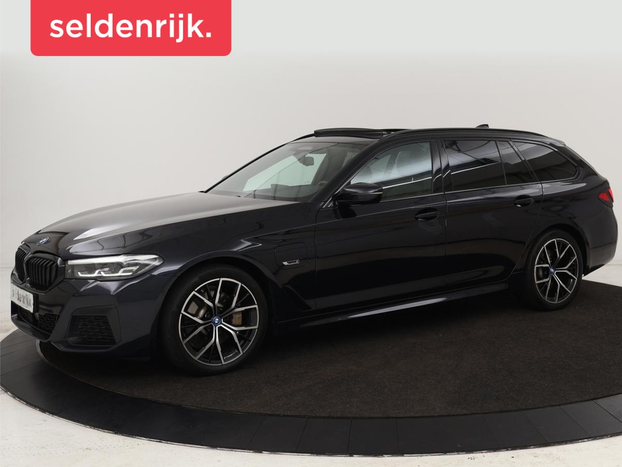 BMW 5-serie Touring - 530e xDrive M Sport | Panoramadak | Harman/Kardon | Stoel & stuurverwarming | Adaptive cru - AutoWereld.nl