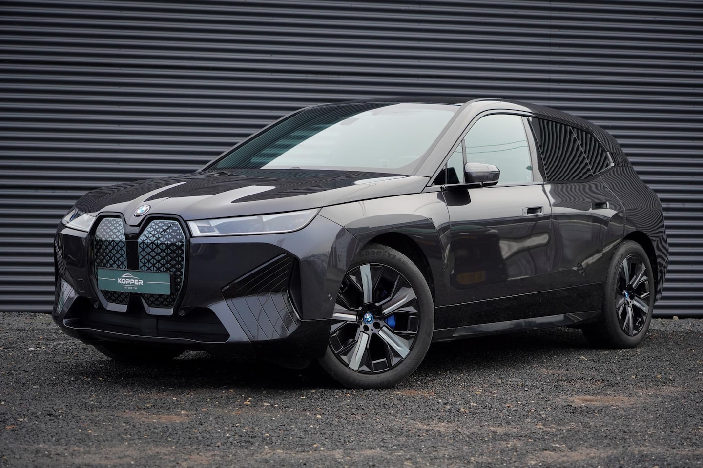 BMW iX - xDrive40 Excellence 77 kWh / M-Sportpakket / Pano / Trekhaak - AutoWereld.nl