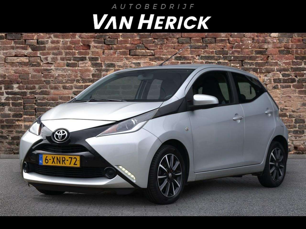 Toyota Aygo - 1.0 VVT-i x-play 5 deurs | Automaat | Navigatie | Camera - AutoWereld.nl