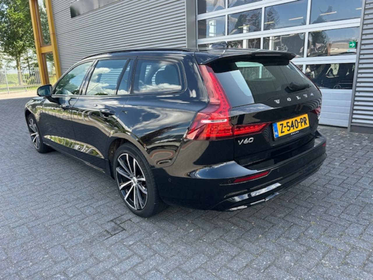 Volvo V60 - 2.0 T6 Plug-in hybrid AWD Plus Dark 186 KW - AutoWereld.nl