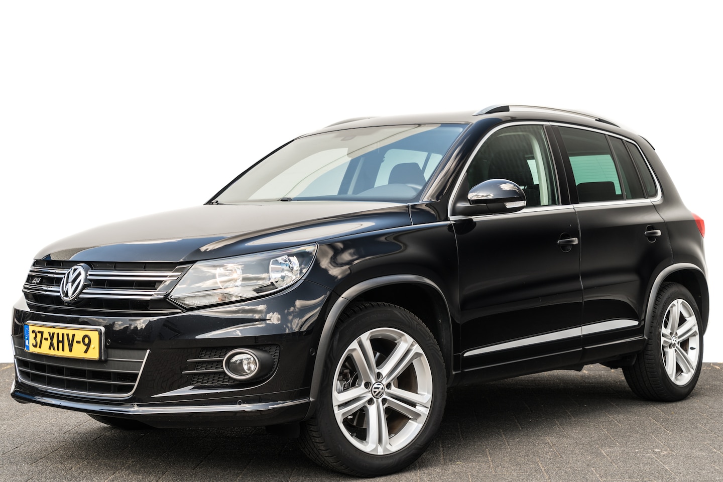 Volkswagen Tiguan - 1.4 TSi R-Line | 18 inch LMV | Trekhaak | Spoiler | Full Map Navi | Volledig onderhouden - AutoWereld.nl