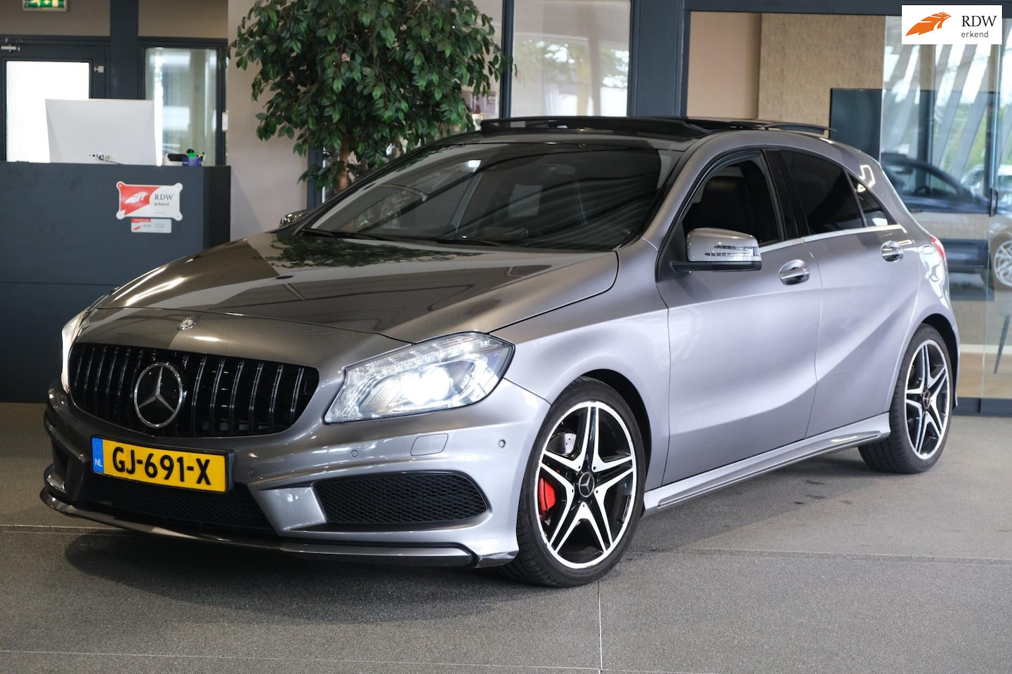 Mercedes-Benz A-klasse - 200 AMG DCT Pano Navi Cam Led Leder Harman/Kardon - AutoWereld.nl