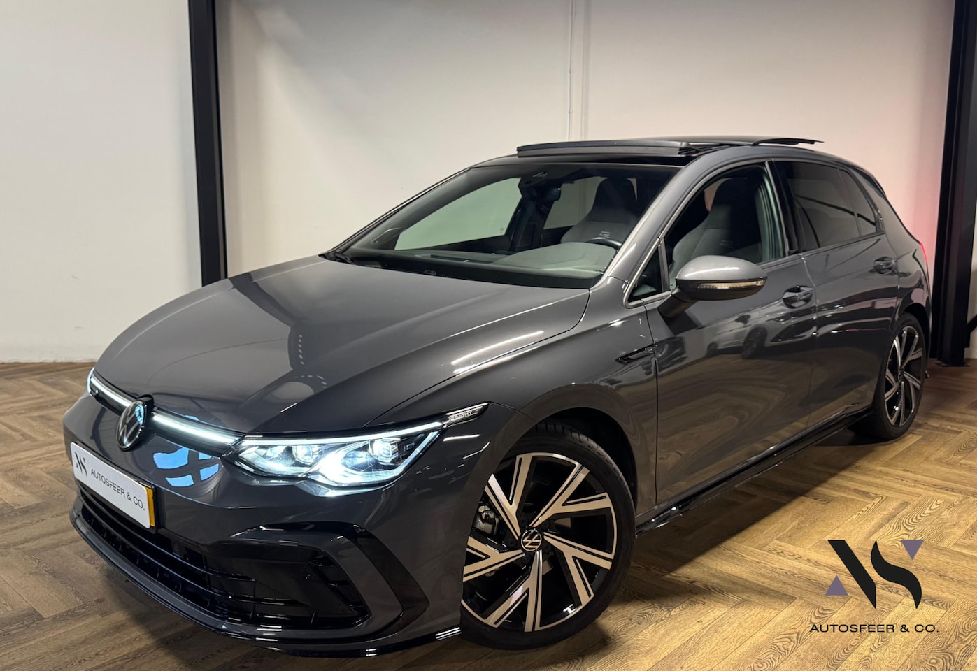 Volkswagen Golf - 1.5 eTSI R-Line PANO H&K VOL' - AutoWereld.nl