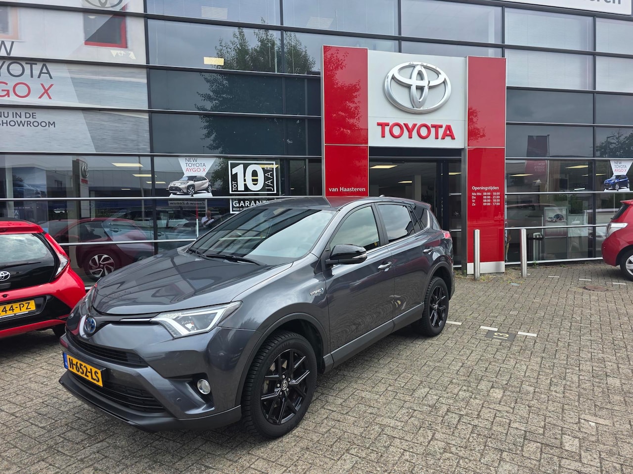 Toyota RAV4 - 2.5 VVT-i Hybrid 197pk 2WD Aut Black Edition - AutoWereld.nl