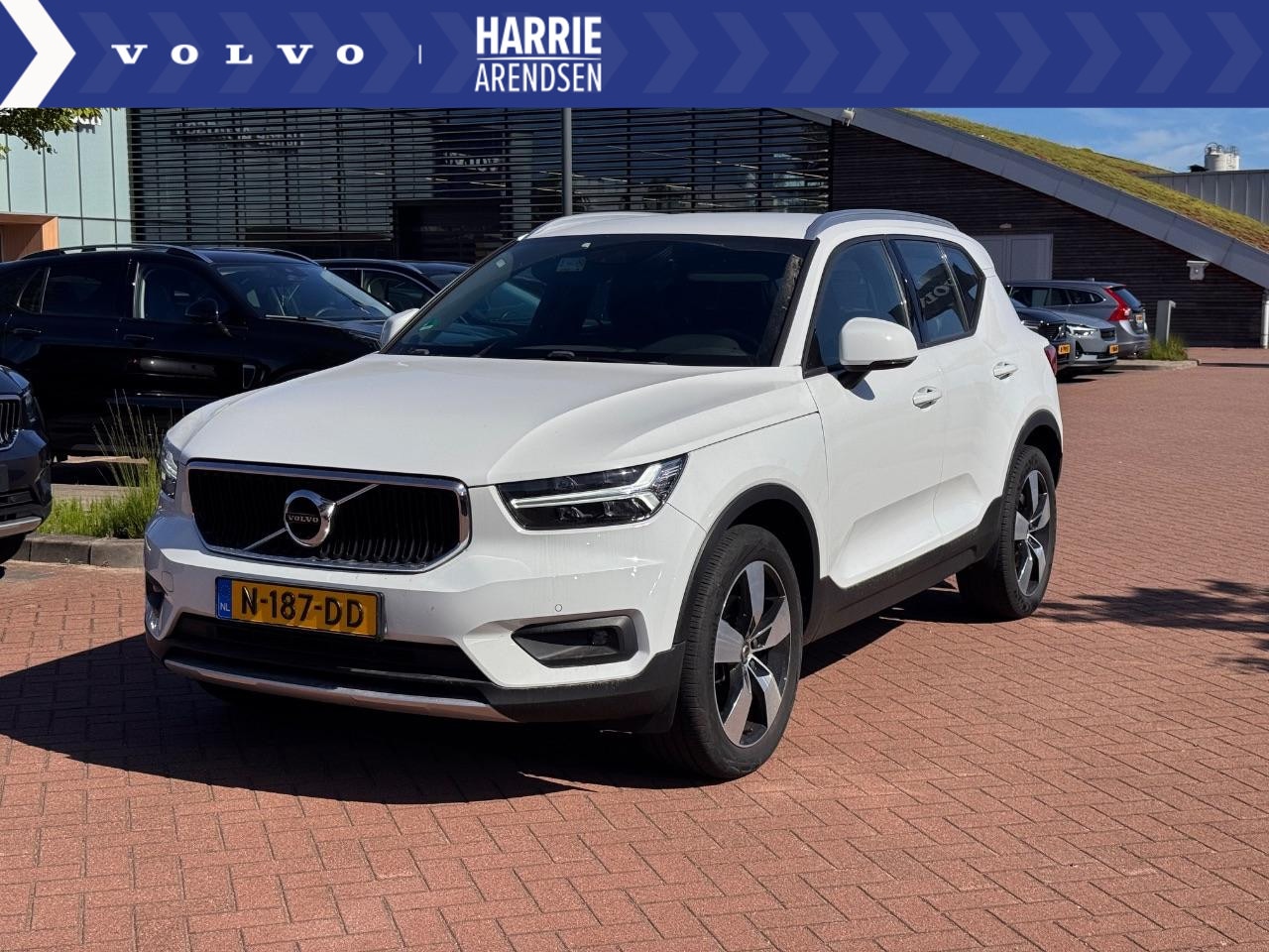 Volvo XC40 - 2.0 T4 | Harman Kardon Audio | Trekhaak | Stoelverwarming | Parkeercamera | Bochtlicht | 1 - AutoWereld.nl