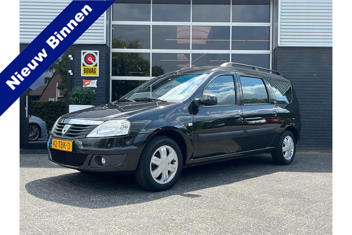 Dacia Logan MCV - 1.6-16V Blackline 1.6-16V Blackline, Airco, Radio, Trekhaak, PDC, NAP - AutoWereld.nl