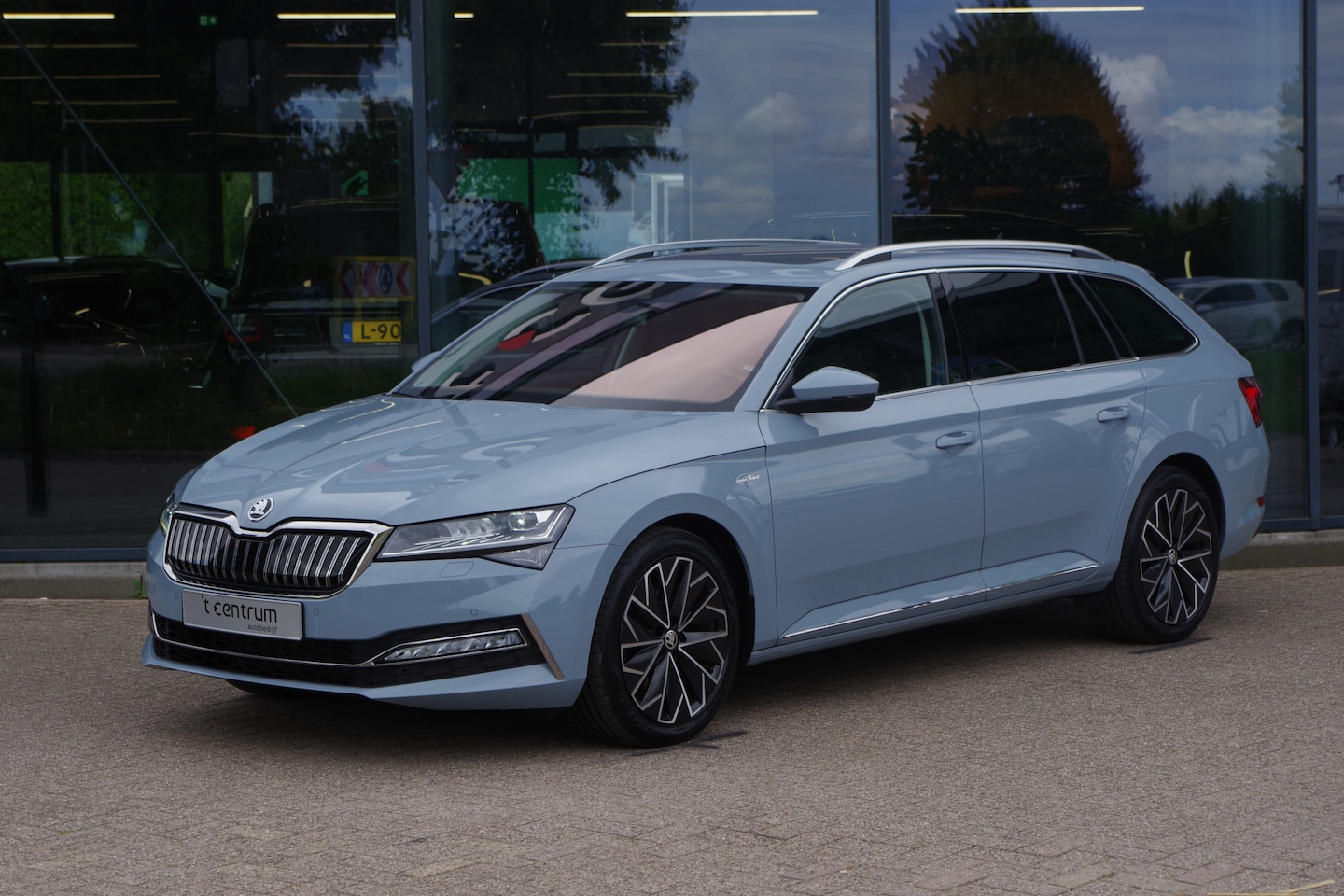 Skoda Superb Combi - 1.4 TSI iV Laurin & Klement 218 PK PHEV, Leder, Panoramadak, Trekhaak, DCC, - AutoWereld.nl