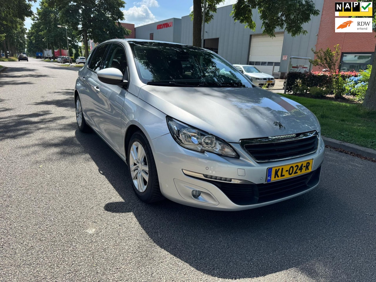 Peugeot 308 - 1.2 PureTech Blue Lease Executive panorama - AutoWereld.nl