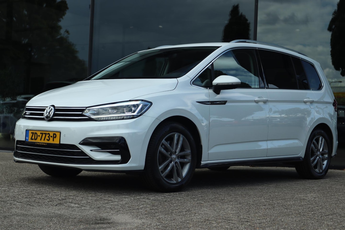 Volkswagen Touran - 1.5 TSI AUT. HIGHLINE BUSINESS R-LINE 7P | CARPLAY | NAVI | CAMERA | ACC | KEY-LESS | CLIM - AutoWereld.nl