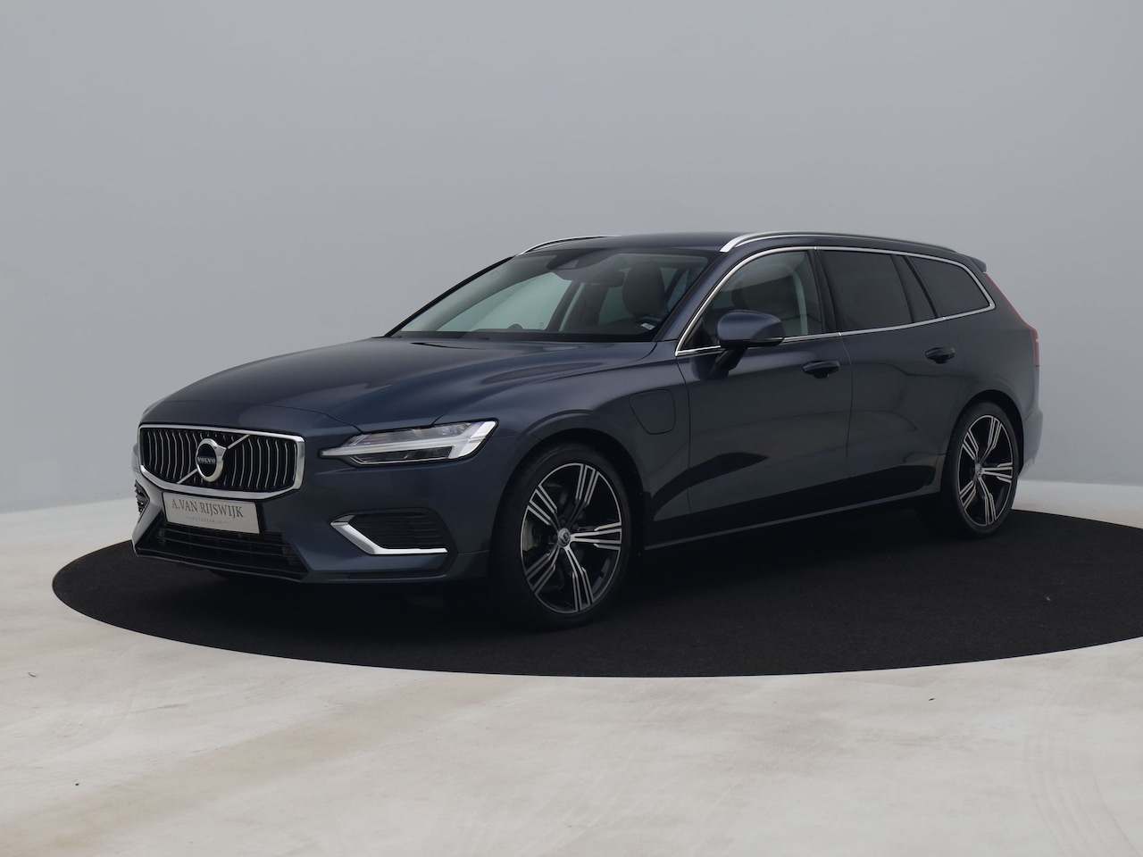Volvo V60 - 2.0 T8 Twin Engine AWD Inscription | CAMERA | B&W | KEYLESS | STOELVERW. - AutoWereld.nl