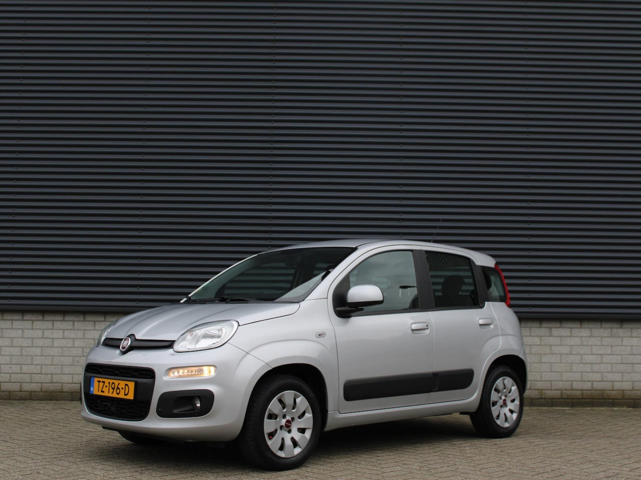 Fiat Panda - 1.2 69PK Lounge I Airconditioning I 5-Zitplaatsen I Bluetooth - AutoWereld.nl
