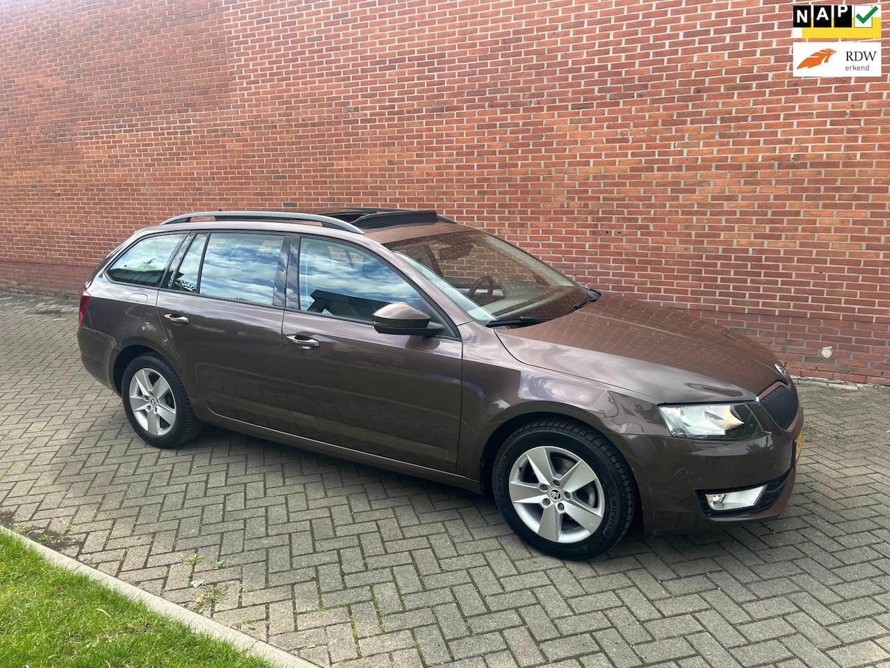 Skoda Octavia Combi - 1.4 TSI Greentech Ambition Businessline 1.4 TSI Greentech Ambition Businessline Pano Navi Cruise - AutoWereld.nl