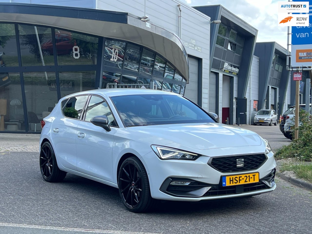 SEAT Leon - 1.5 eTSI FR DSG-7 LED CARPLAYY VOSSEN - AutoWereld.nl