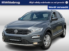 Volkswagen T-Roc - 1.5 TSI Sport / Panorama dak / 17 Inch / DSG / 150PK / Stoelverwarming / side Assist
