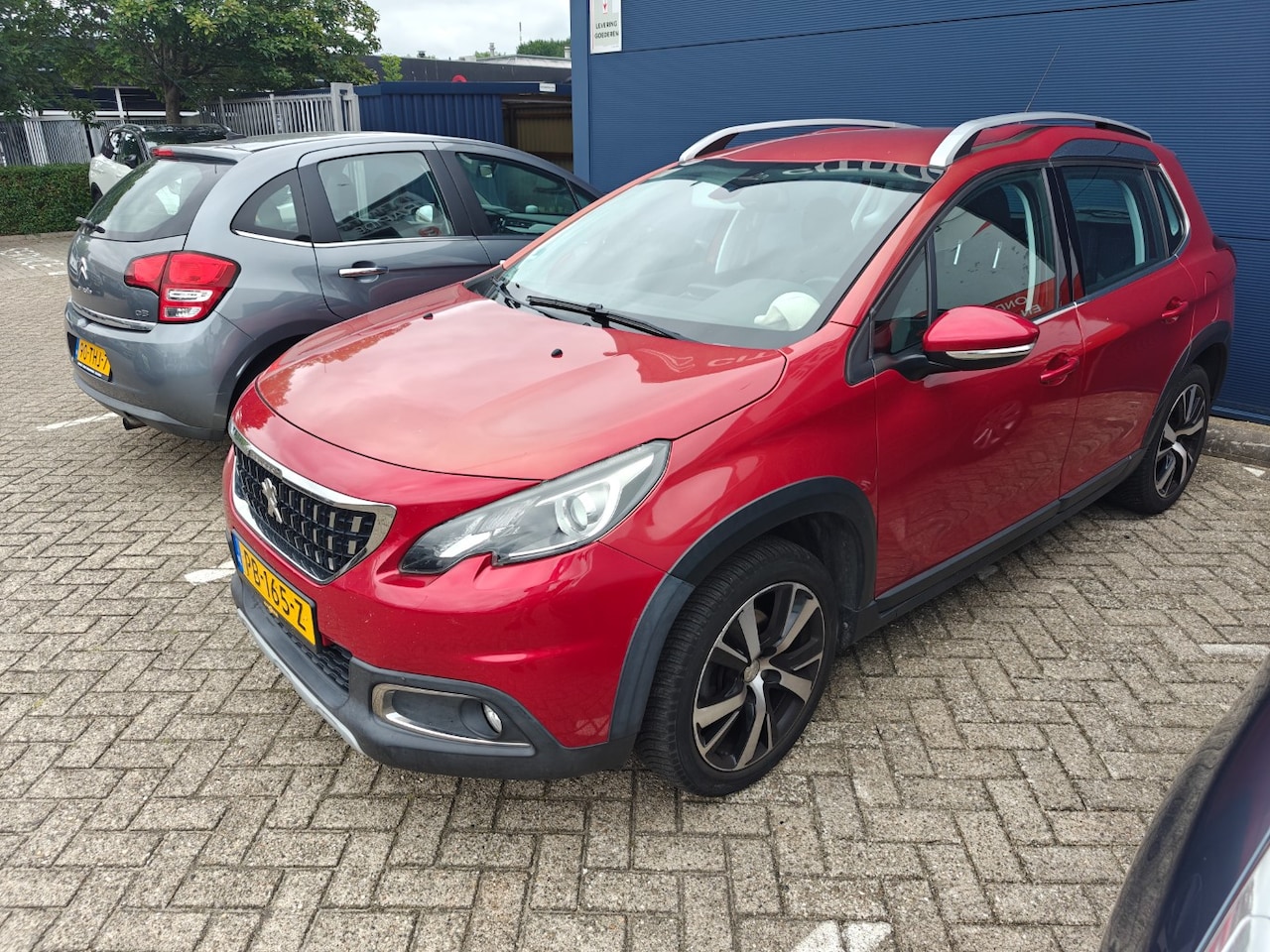 Peugeot 2008 - 1.2 PureTech Allure | Achterbank in delen neerklapbaar | Achteruitrijcamera | Audio instal - AutoWereld.nl