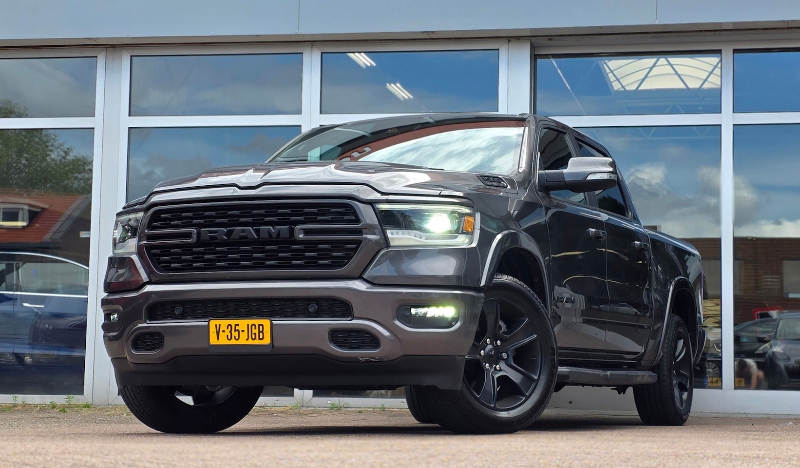 Dodge Ram 1500 - 5.7 V8 4x4 Crew Cab LPG/G3 Groot Navi LED Trekhaak Mooi! - AutoWereld.nl