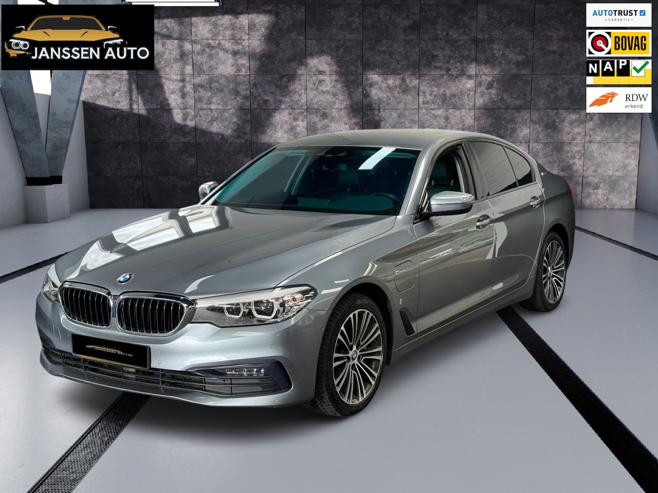 BMW 5-serie - 530e iPerformance High Executive | Leder | Camera | DAB | Sportstoelen - AutoWereld.nl