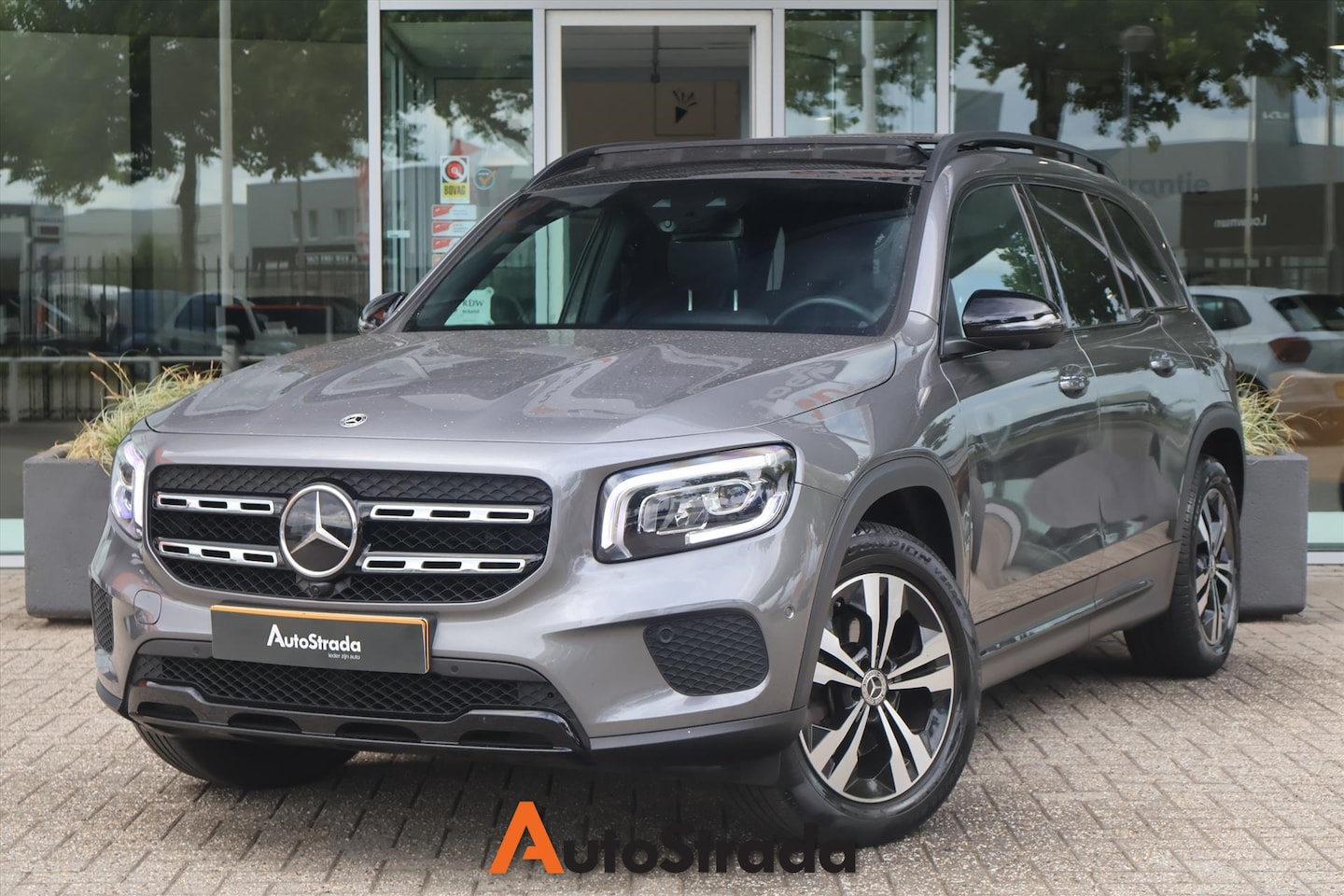 Mercedes-Benz GLB - 200 Luxury Line 163PK I Pano I Sfeerverlichting I 360 Camera I MBUX | Stoelverwarming - AutoWereld.nl