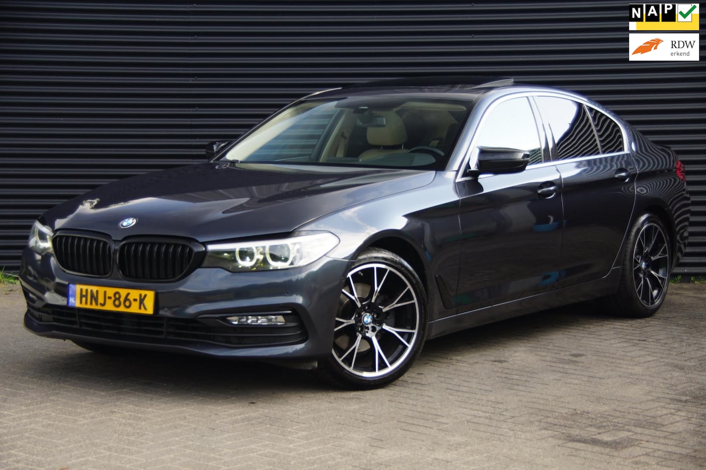 BMW 5-serie - 520i Executive | Pano | Soft-close | Camera | - AutoWereld.nl