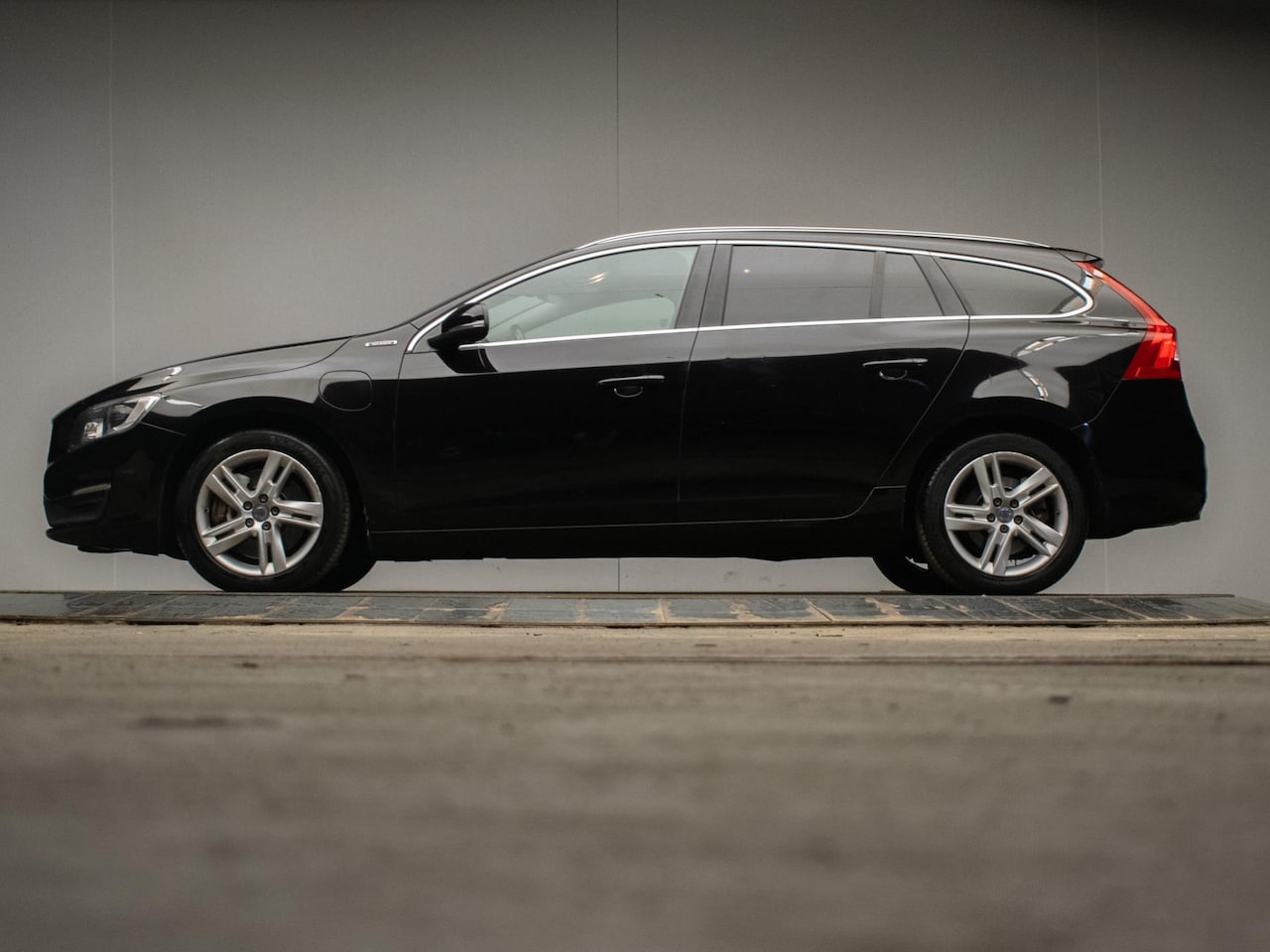 Volvo V60 - 2.4 D6 Twin Engine Summum Sport (NAVI,CAMERA,PDC,CRUISE,CLIMATE,STOELVERWARMING,LED,SPORTS - AutoWereld.nl