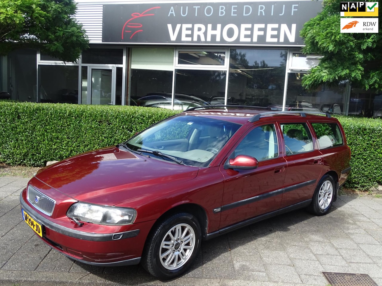Volvo V70 - 2.4 - AUTOMAAT - STOELVERWARMING - AIRCO - TREKHAAK - BLUETOOTH - CRUISE / CLIMATE - BOEKE - AutoWereld.nl