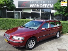 Volvo V70 - 2.4 - AUTOMAAT - STOELVERWARMING - AIRCO - TREKHAAK - BLUETOOTH - CRUISE / CLIMATE - BOEKE