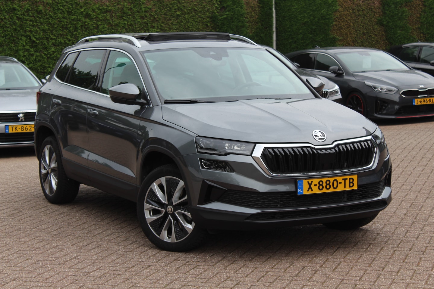 Skoda Karoq - 1.5 TSI ACT Business Edition Plus / Trekhaak / Panoramadak / Navigatie / 17'' / Keyless / - AutoWereld.nl