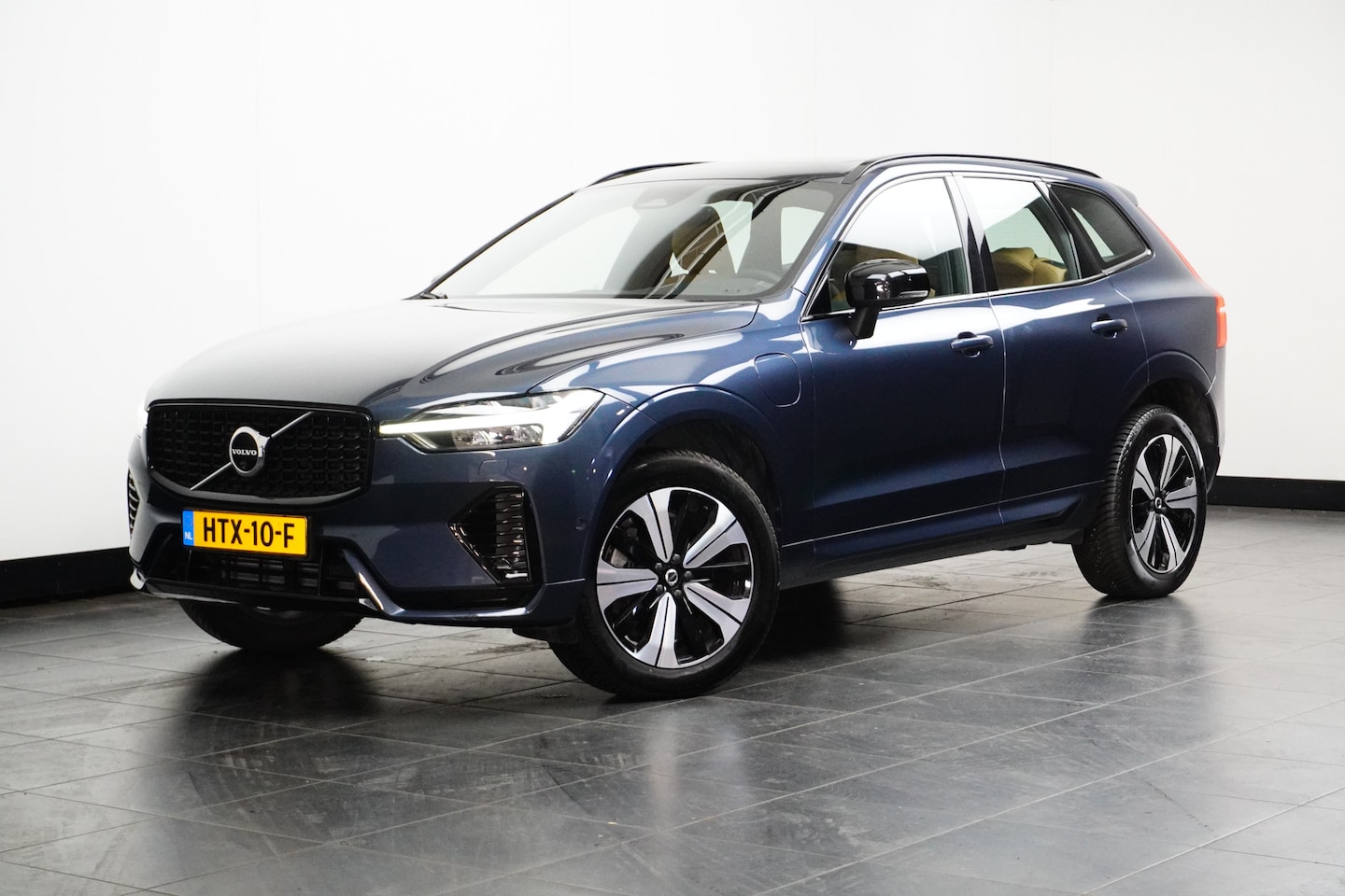 Volvo XC60 - T6 355PK Plus Bright | 360° | Massage | Ventilatie | Panoramadak | Luchtvering | Trekhaak - AutoWereld.nl