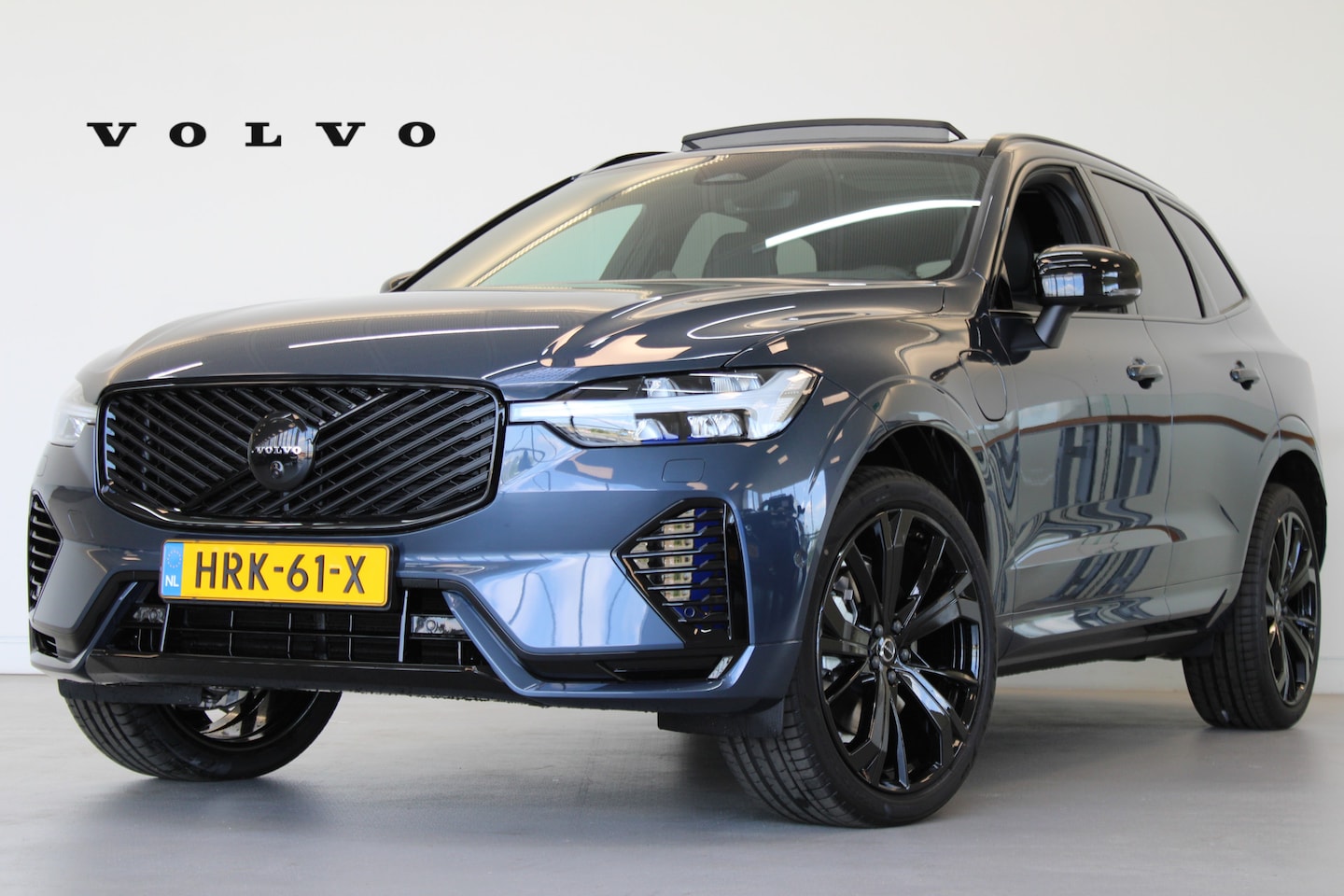 Volvo XC60 - T6 350PK Ultra Black Edition | Full Option | B&W Audio | Luchtvering | Panoramadak | 360° - AutoWereld.nl