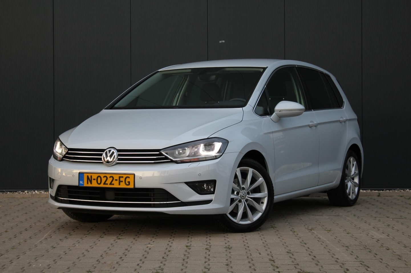 Volkswagen Golf Sportsvan - 1.4 TSI Highline | Automaat | Trekhaak | ACC | ECC | Navigatie | Stoelverwarming | Camera - AutoWereld.nl