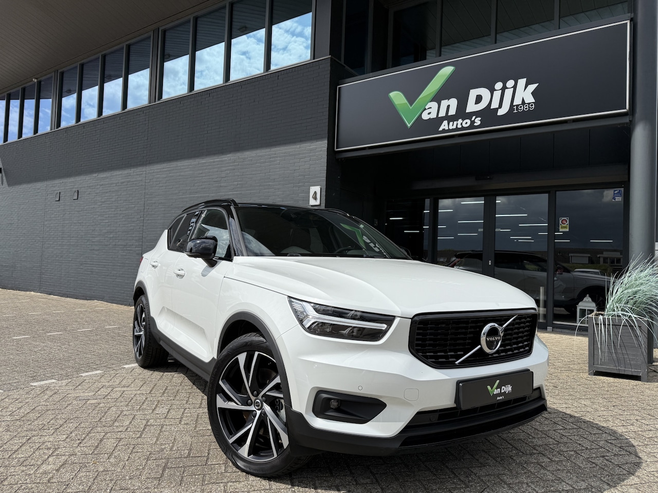 Volvo XC40 - 1.5 T5 Recharge R-Design Panodak Navi 360Camera Leer - AutoWereld.nl