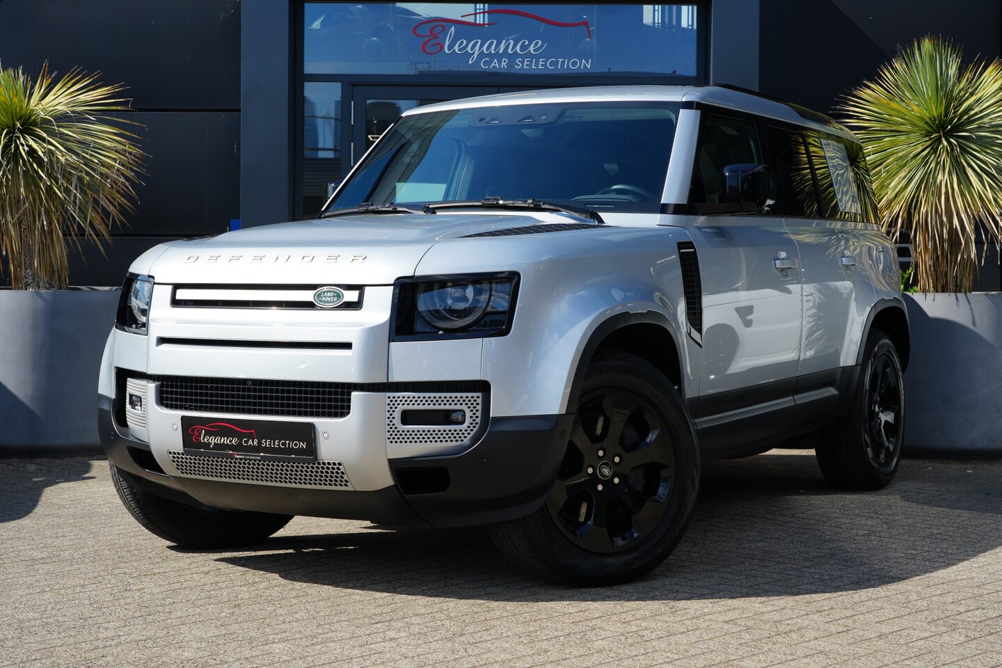 Land Rover Defender 110 - 2.0 P400e 110 X-Dynamic SE 400pk Panoramadak/Stoelverwarming/360Camera - AutoWereld.nl