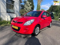 Hyundai i20 - 1.2i i-Drive BOUWJAAR 2011 *Airco*5DR *APK 11-10-2025* METALIC ROOD