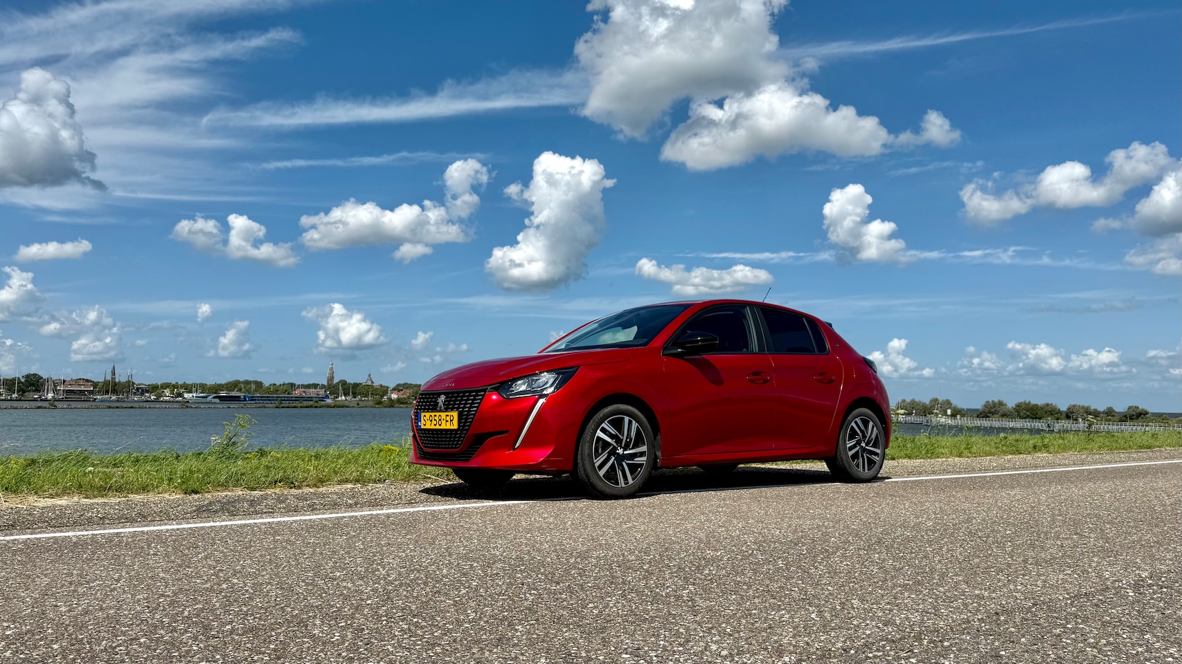 Peugeot 208 - 1.2 PureTech Style door van Mossel op kenteken gezet op 12-2022, wij zijn 1e eigenaar op 05-2023. - AutoWereld.nl