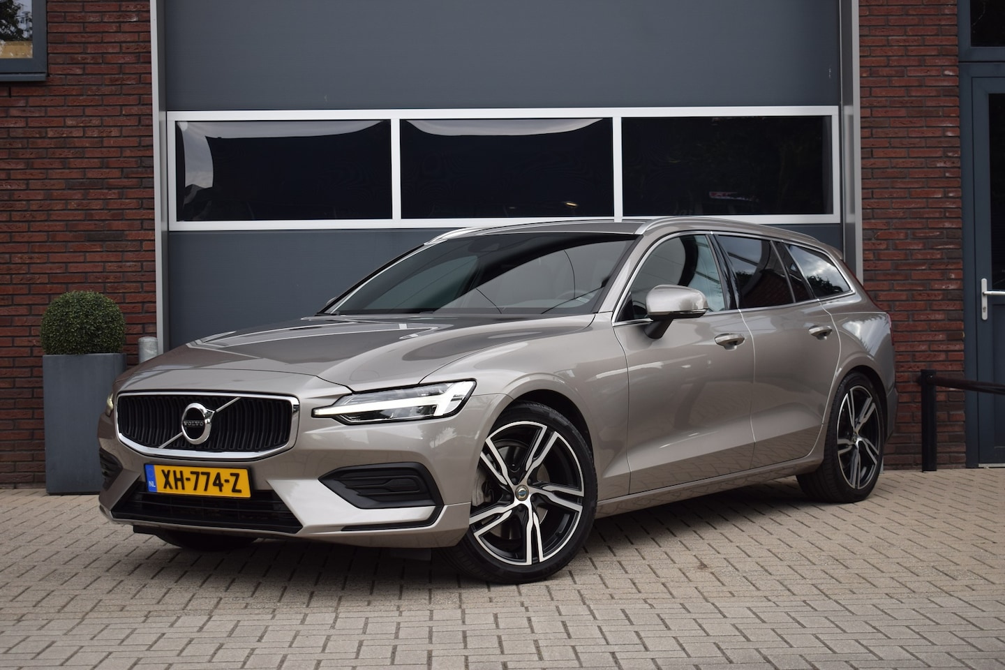Volvo V60 - 2.0 T5 250pk Momentum | Trekhaak - AutoWereld.nl