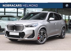 BMW iX1 - eDrive20 M Sport / Panoramadak / Trekhaak / Sportstoelen / Adaptieve LED / M Adaptief onde