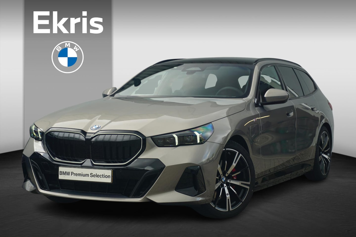 BMW 5-serie Touring - 530e M Sportpakket Pro 20'' / Panoramadak / Stoelventilatie / Harman Kardon / Trekhaak - AutoWereld.nl