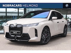 BMW iX - xDrive45 M Sport / Panoramadak Sky Lounge / Trekhaak / M Multifunctionele Stoelen / Parkin