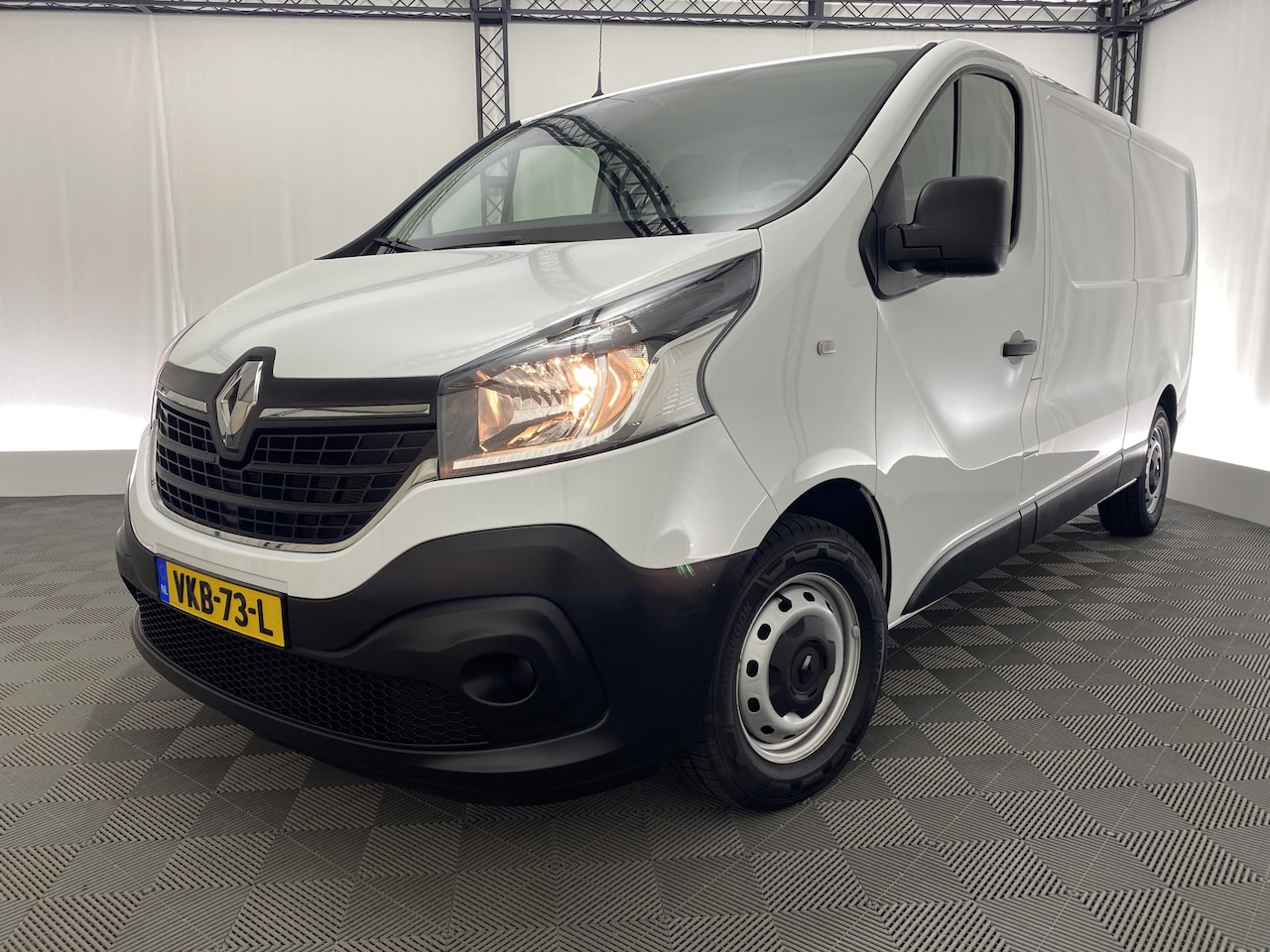 Renault Trafic - 120 pk T29 L2H1 Comfort | Prijs ex Btw | 3-persoons | Airco | Trekhaak - AutoWereld.nl