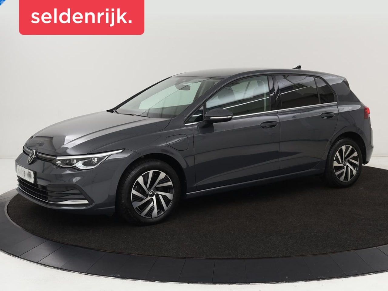 Volkswagen Golf - 1.4 eHybrid Style | Stoel & stuurverwarming | Carplay | Trekhaak | Sfeerverlichting | Mass - AutoWereld.nl
