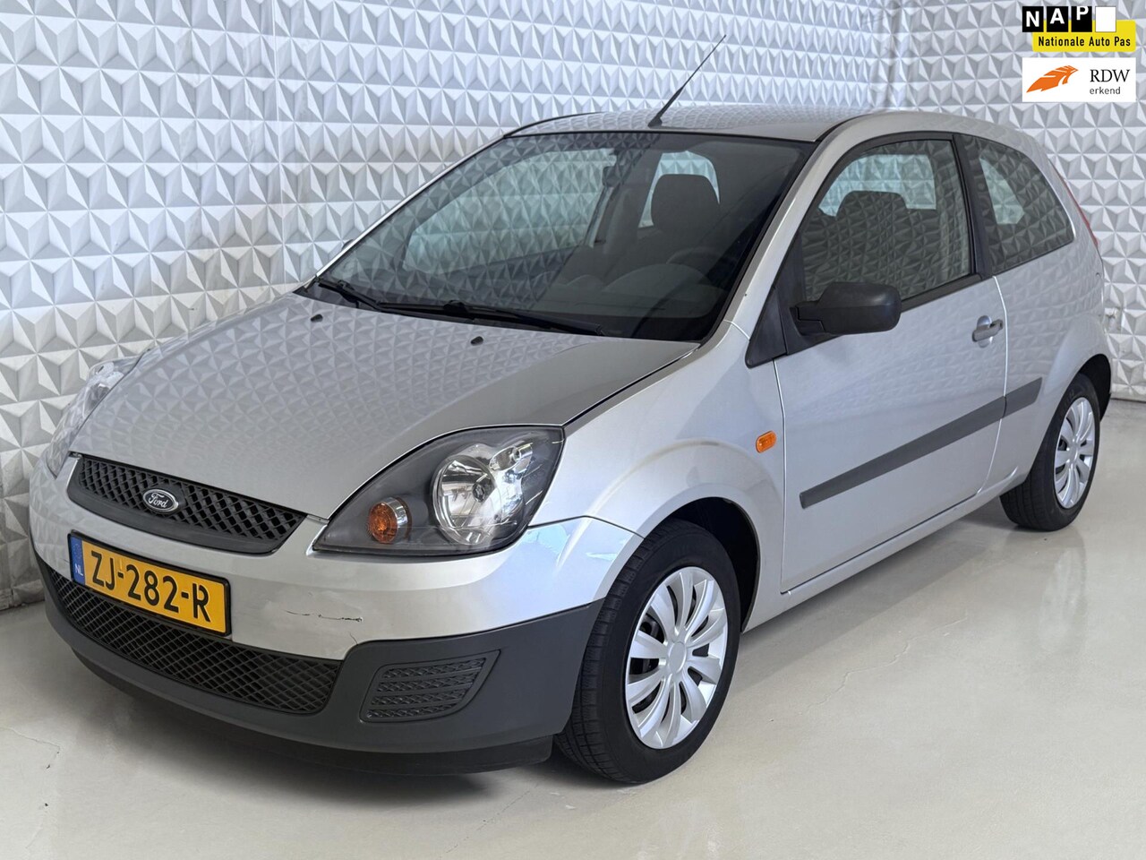 Ford Fiesta - 1.3-8V Airco Stoelverwarming / NIEUWE APK! (2006) - AutoWereld.nl