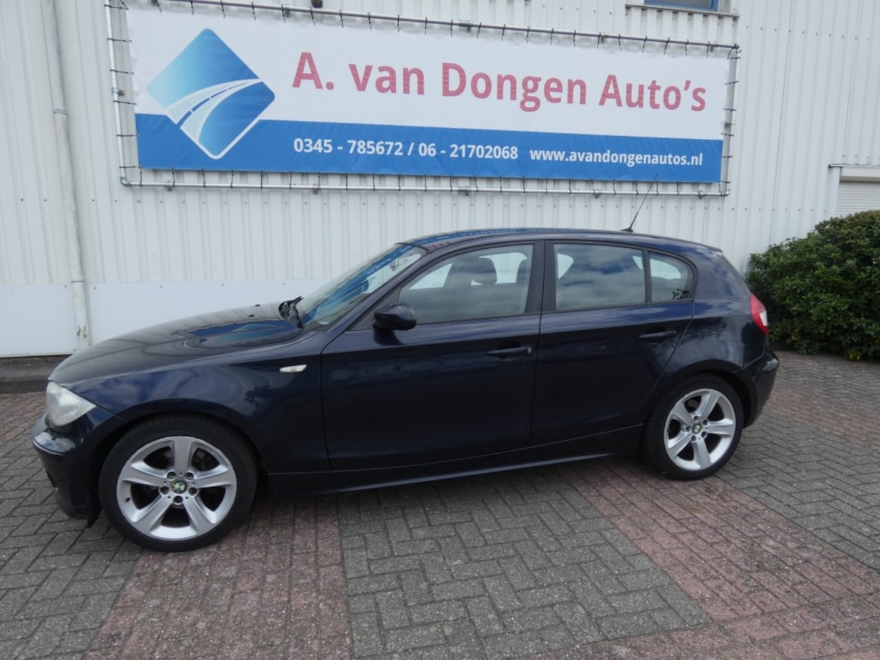 BMW 1-serie - 120I HIGH EXECUTIVE Automaat,Clima,Cruise,Navi - AutoWereld.nl